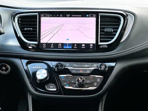 Used 2025 Chrysler Pacifica Limited FWD image 26