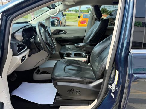 Used 2022 Chrysler Pacifica Touring-L w/ Uconnect Theater Family Group FWD image 20