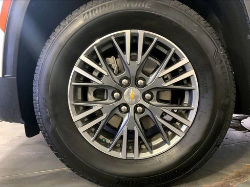 Used 2025 Chevrolet Traverse LT image 9