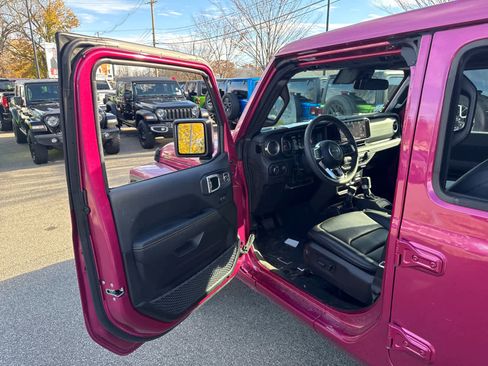 Used 2024 Jeep Wrangler Sahara image 11