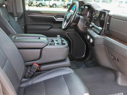 Used 2022 GMC Sierra 1500 SLT w/ X31 Off-Road Package AWD/4WD image 11