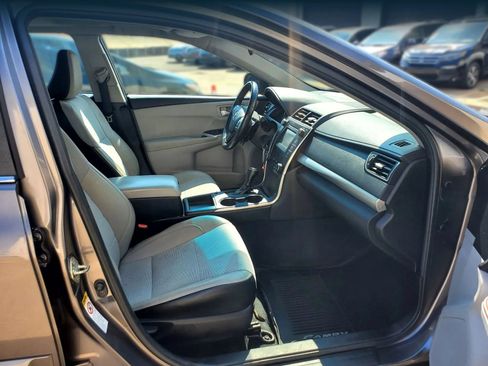 Used 2017 Toyota Camry SE w/ Moonroof Package FWD image 28