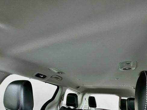 Used 2023 Chrysler Pacifica Touring-L FWD image 21