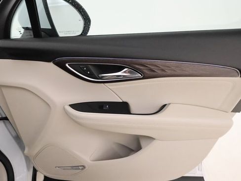 Used 2022 Buick Envision Avenir w/ Technology Package II image 27