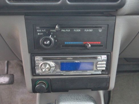 Used 1995 Ford Escort LX image 19