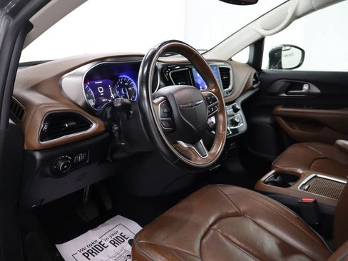 Used 2017 Chrysler Pacifica Limited FWD image 18