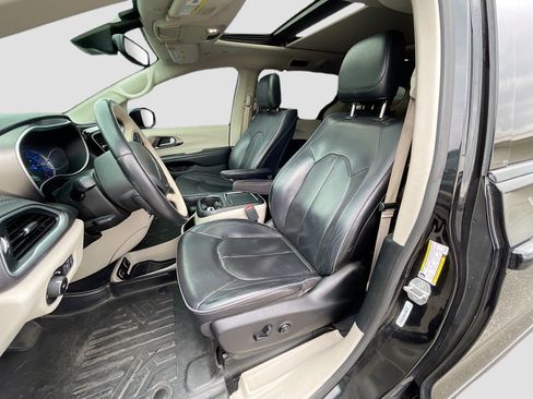 Used 2018 Chrysler Pacifica Limited w/ Advanced Safetytec Group FWD image 14
