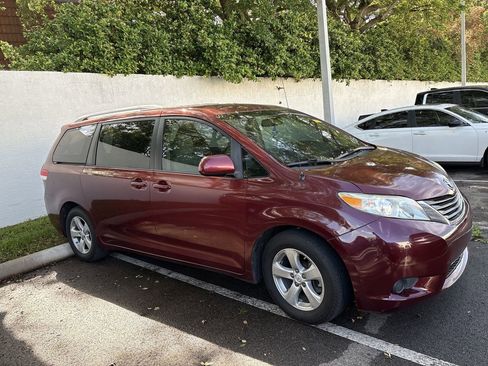 Used 2014 Toyota Sienna LE image 8