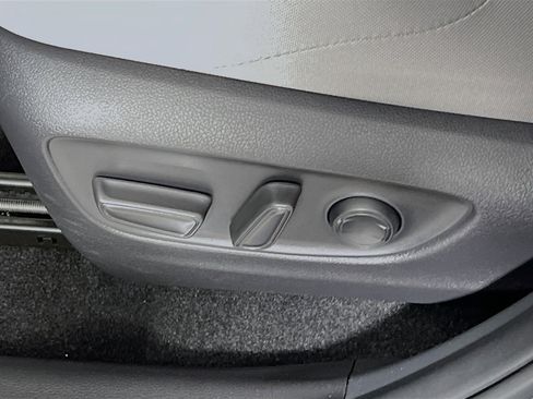 Used 2023 Toyota Venza LE image 16