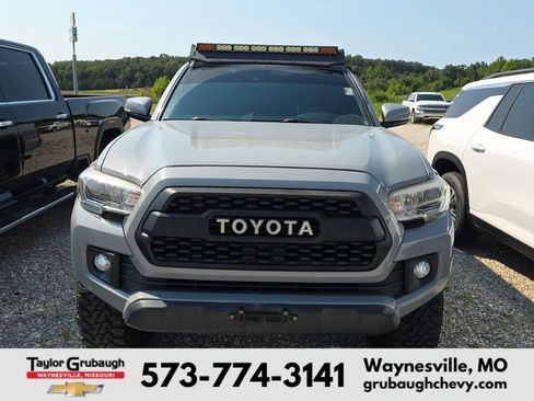 Used 2018 Toyota Tacoma TRD Off-Road w/ Technology Package AWD/4WD image 2