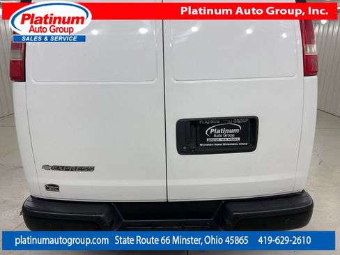 Used 2017 Chevrolet Express 3500 Extended RWD image 4