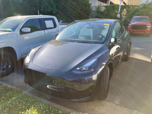 Used 2024 Tesla Model Y Long Range AWD/4WD image 2