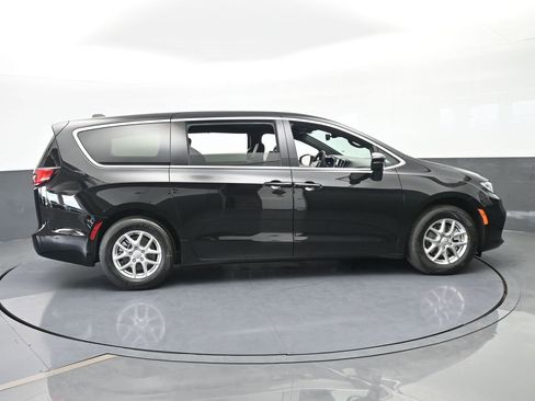 New 2026 Chrysler Pacifica Select image 7