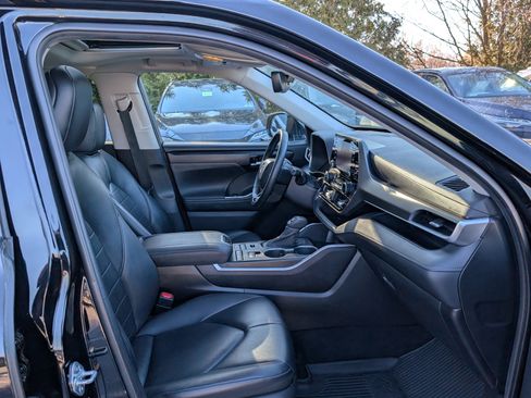 Used 2020 Toyota Highlander XLE image 10