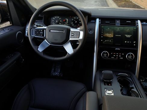 Used 2025 Land Rover Discovery S image 16