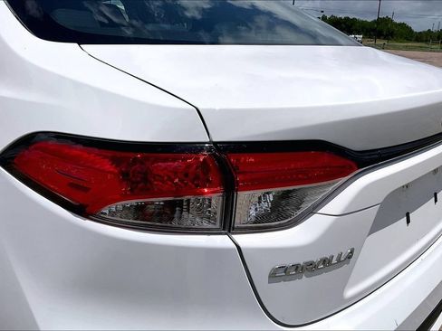 Used 2021 Toyota Corolla LE FWD image 20