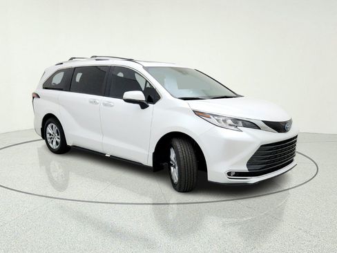 Used 2025 Toyota Sienna Limited FWD image 5