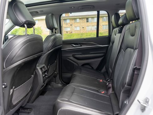 Used 2023 Jeep Grand Cherokee Limited w/ Luxury Tech Group II AWD/4WD image 30