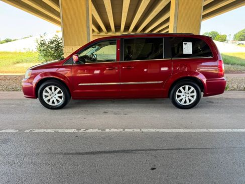 Used 2014 Chrysler Town & Country Touring FWD image 4