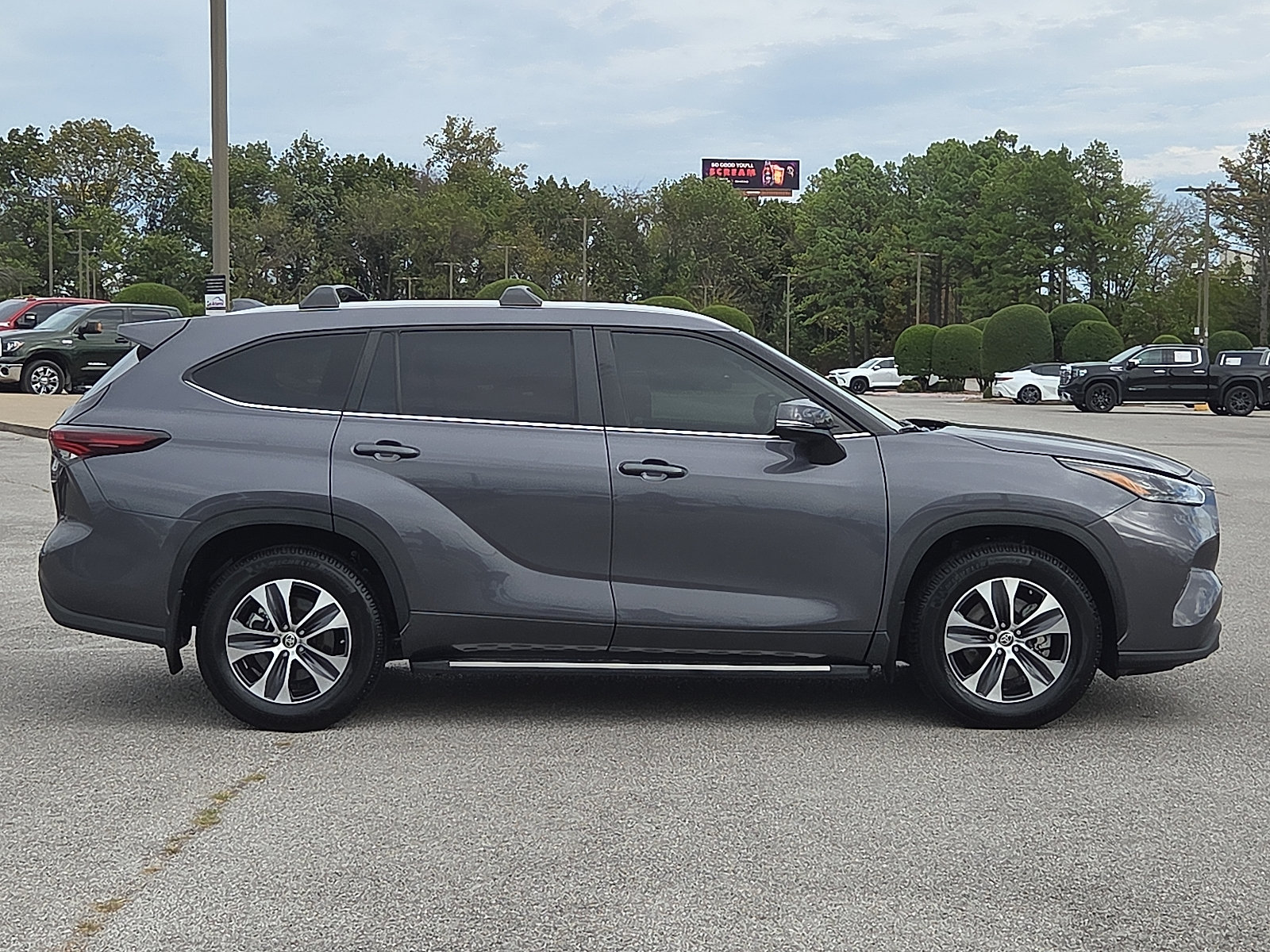 Used 2024 Toyota Highlander XLE AWD/4WD image 6