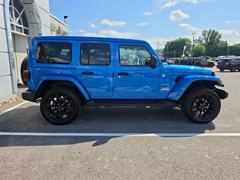 Used 2024 Jeep Wrangler Unlimited Sahara w/ Safety Group AWD/4WD image 2