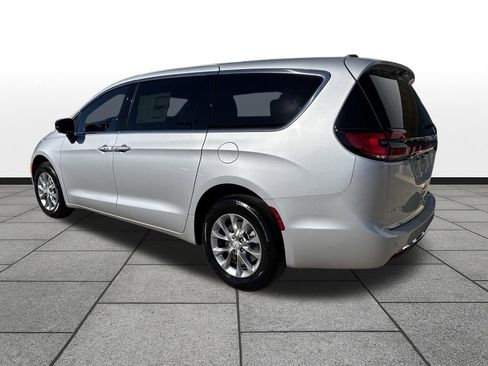 New 2026 Chrysler Pacifica Select image 3