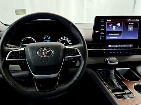Certified 2024 Toyota Sienna XLE FWD image 28