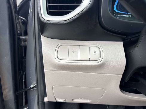 Used 2024 Hyundai Venue SEL image 17