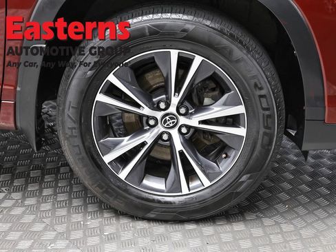 Used 2018 Toyota Highlander Plus AWD/4WD image 31