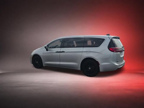 Used 2024 Chrysler Pacifica Touring-L FWD image 6