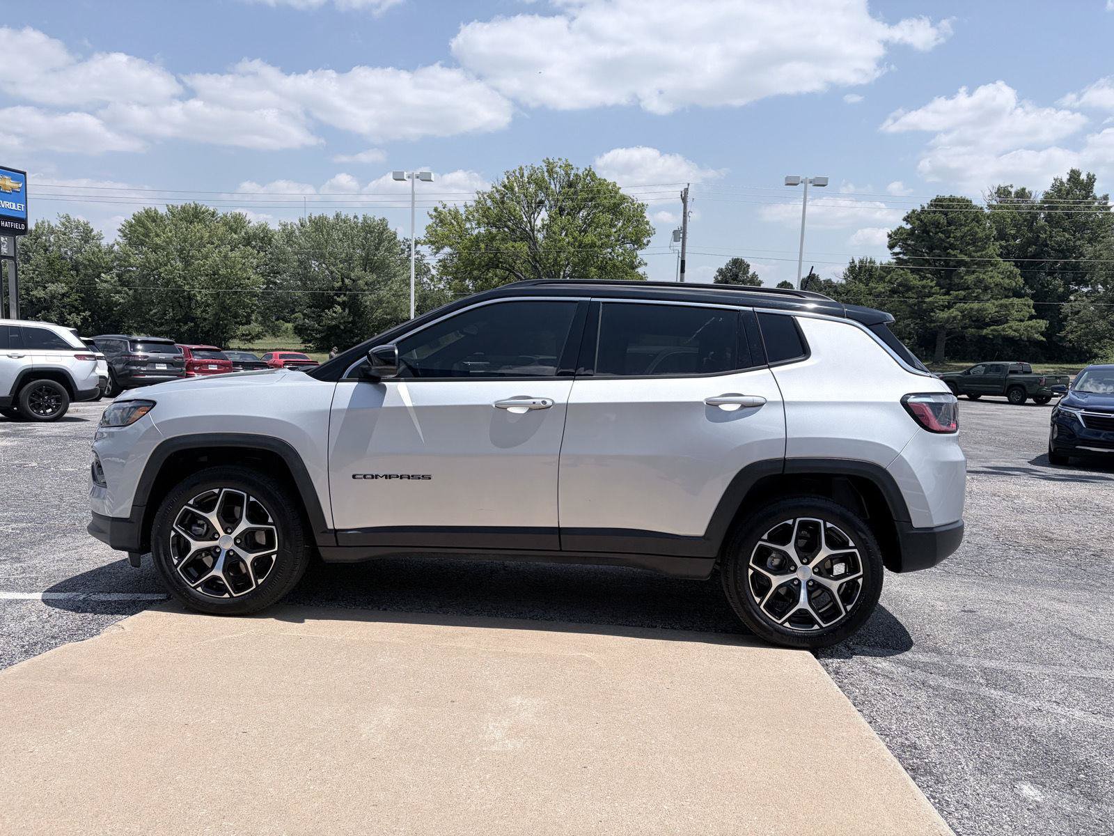 Used 2024 Jeep Compass Limited AWD/4WD image 8