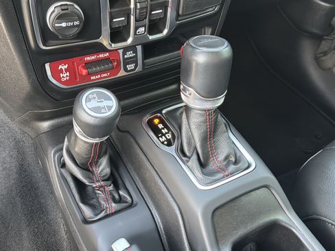 Used 2022 Jeep Gladiator Rubicon w/ Cold Weather Group AWD/4WD image 36