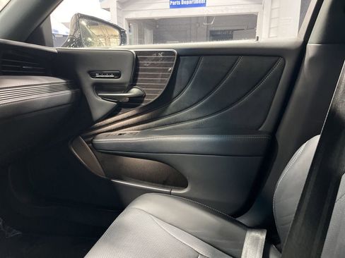 Used 2019 Lexus LS 500 AWD w/ Accessory Package (Z1) image 21