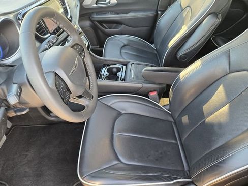 Used 2025 Chrysler Pacifica Limited image 14