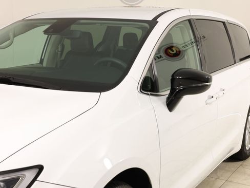 Used 2024 Chrysler Pacifica Touring-L FWD image 46