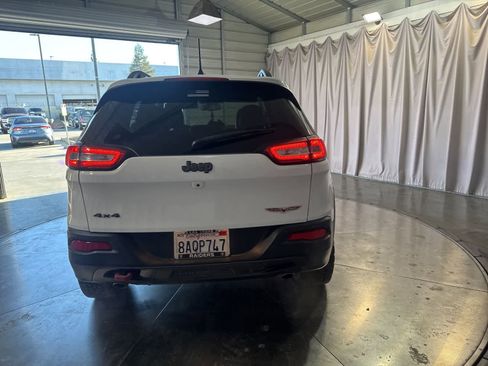 Used 2017 Jeep Cherokee Trailhawk AWD/4WD image 6