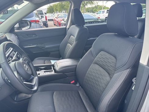 Used 2025 Nissan Pathfinder SV FWD image 10