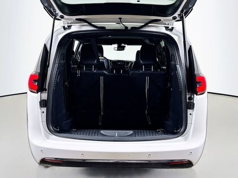 Used 2025 Chrysler Pacifica Select image 25