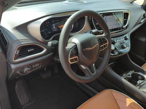 Used 2024 Chrysler Pacifica Pinnacle FWD image 12