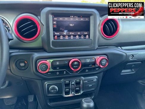 Used 2023 Jeep Gladiator Sport AWD/4WD image 17