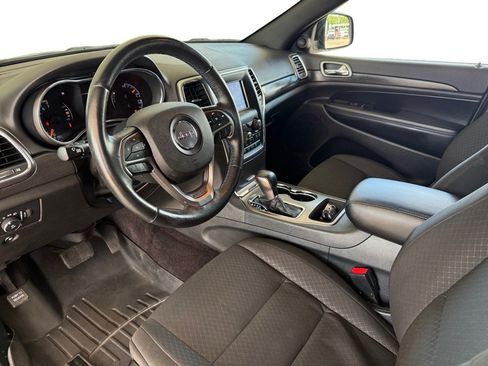 Used 2018 Jeep Grand Cherokee Laredo AWD/4WD image 10