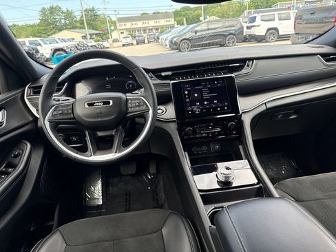 Certified 2024 Jeep Grand Cherokee Altitude AWD/4WD image 18