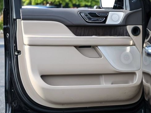 Certified 2022 Lincoln Navigator Reserve AWD/4WD image 4