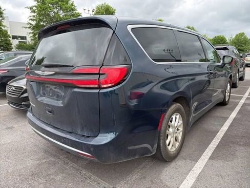 Used 2023 Chrysler Pacifica Touring-L FWD image 6