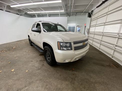 Used 2012 Chevrolet Avalanche LTZ image 8