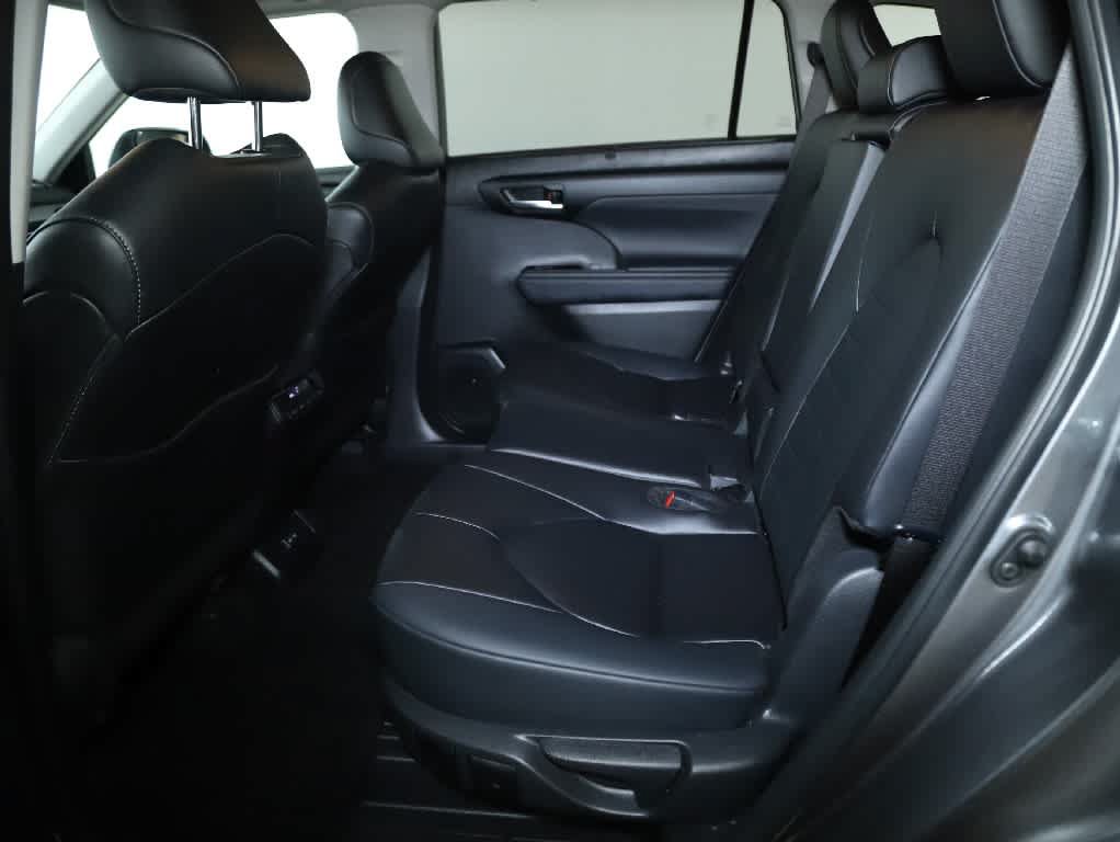Used 2024 Toyota Highlander XLE AWD/4WD image 16