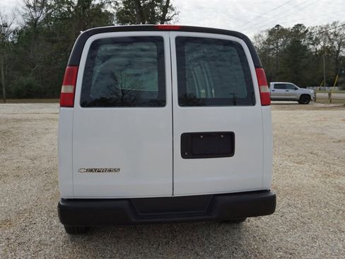 Used 2010 Chevrolet Express 1500 image 10