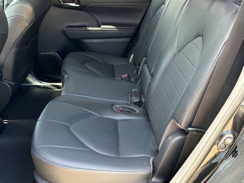 Used 2020 Toyota Highlander XLE FWD image 23