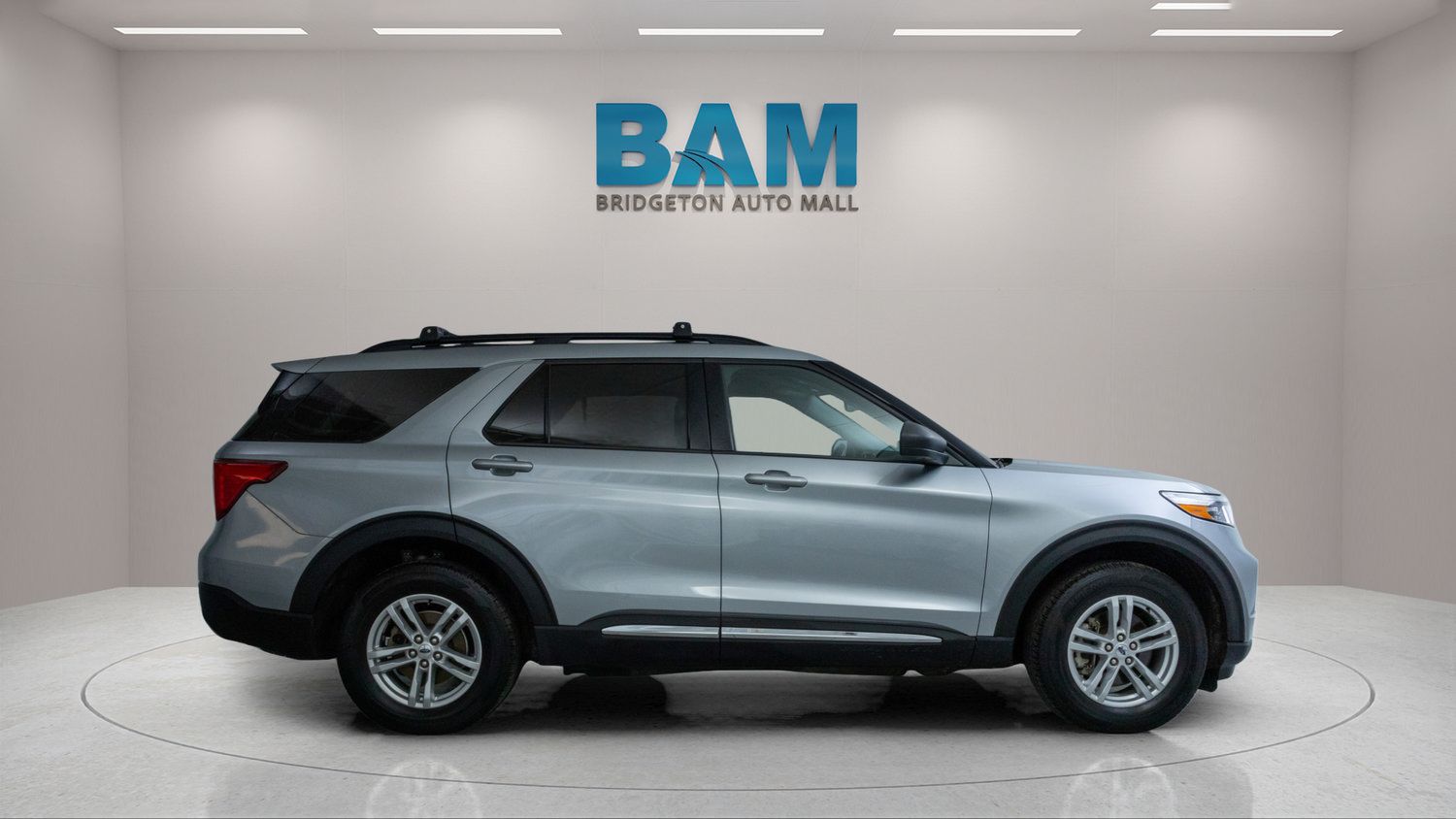 Used 2023 Ford Explorer XLT w/ Equipment Group 202A AWD/4WD image 8