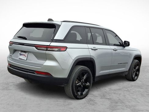 Used 2023 Jeep Grand Cherokee Altitude image 5